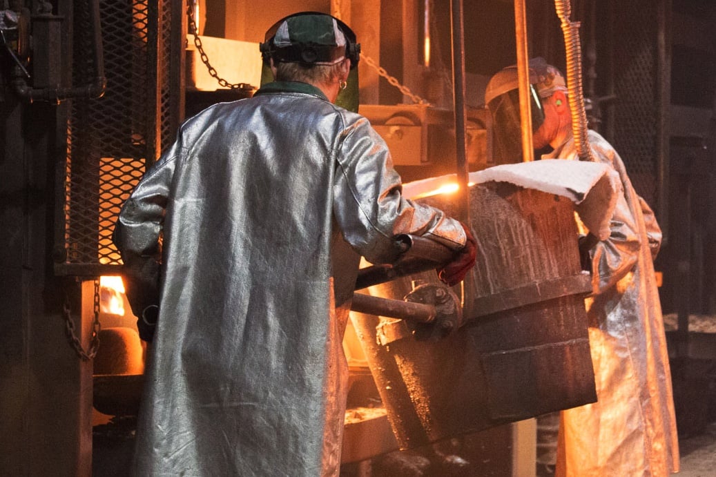 Pouring a shell casting - Eagle Alloy