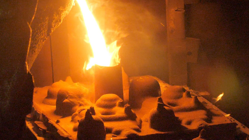 shell molding - pouring